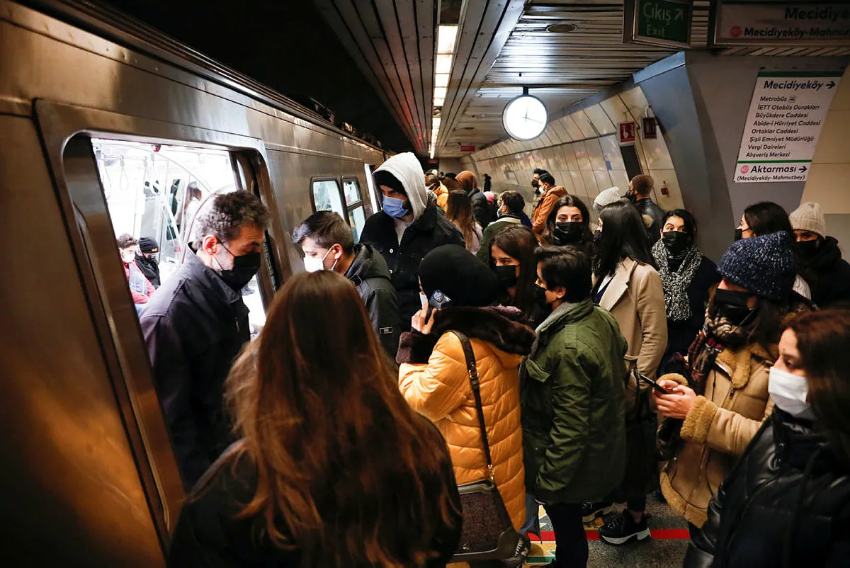 İstanbul en son metro saat kaçta? İstanbul'da kar yağışı nedeniyle metro seferleri saat 02.00'ye kadar uzatıldı!