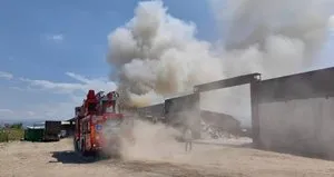 Geri dönüşüm tesisi alev alev yandı!