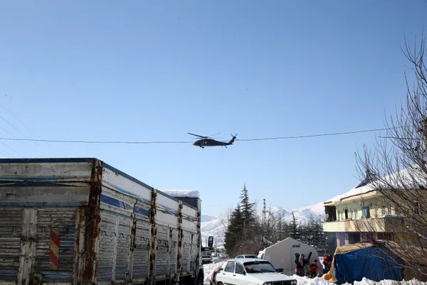 Depremzedeler jandarma desteği ile tahliye ediliyor