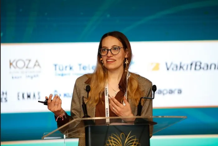 guclu-kadinlar-guclu-turkiye-icin-turkuvazda-bulustu-1741373973623.jpeg (Robopsikolog Ecem Tuğlan FOTO: ahaber.com.tr)