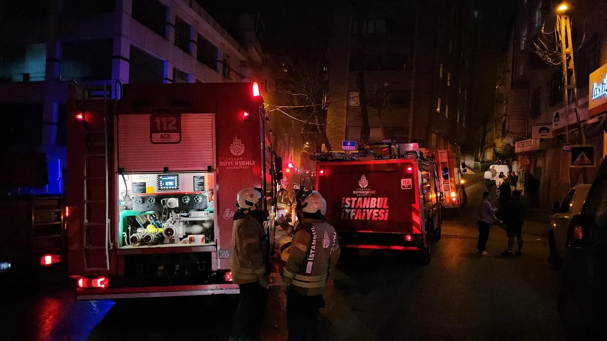 Kağıthane'de 8 katlı binada yangın paniği! Bütün mahalleli sokağa indi