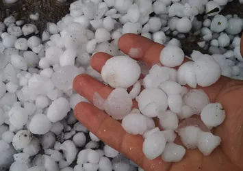 İsrail'de ceviz büyüklüğünde dolu yağdı