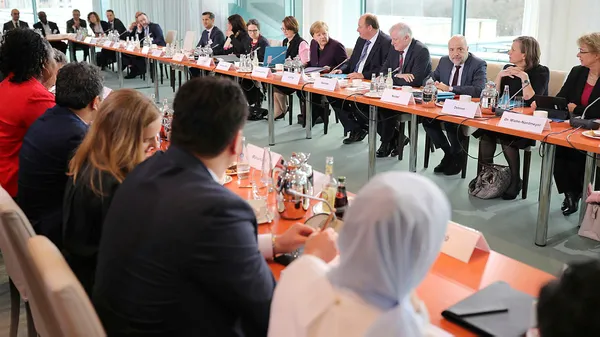 Angela Merkel’e koronavirüs şoku! Eli havada kaldı...