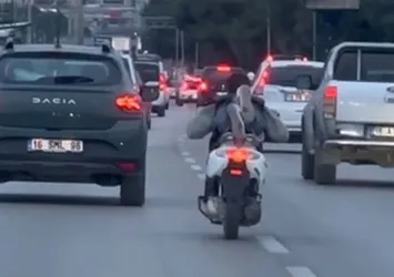 Yatarak motosiklet süren maganda kamerada