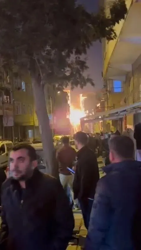1709403287431.jpeg Sultangazi'de doğal gaz patlaması! Çok sayıda ekip bölgeye akın etti - 1