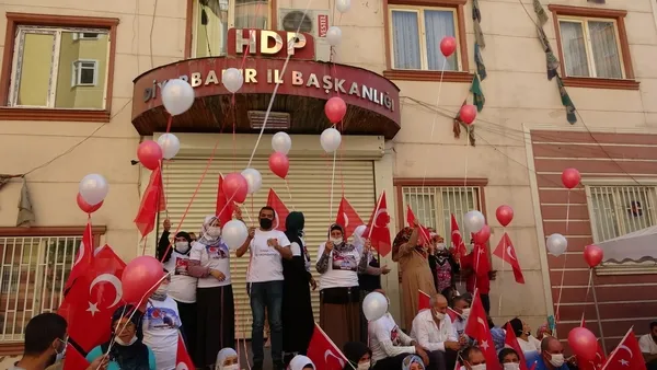 Evlat nöbetindeki ailelerden Zafer Bayramı kutlaması