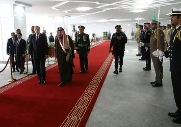Cumhurbaşkanı Erdoğan, Suudi Arabistan'da resmi törenle karşılandı