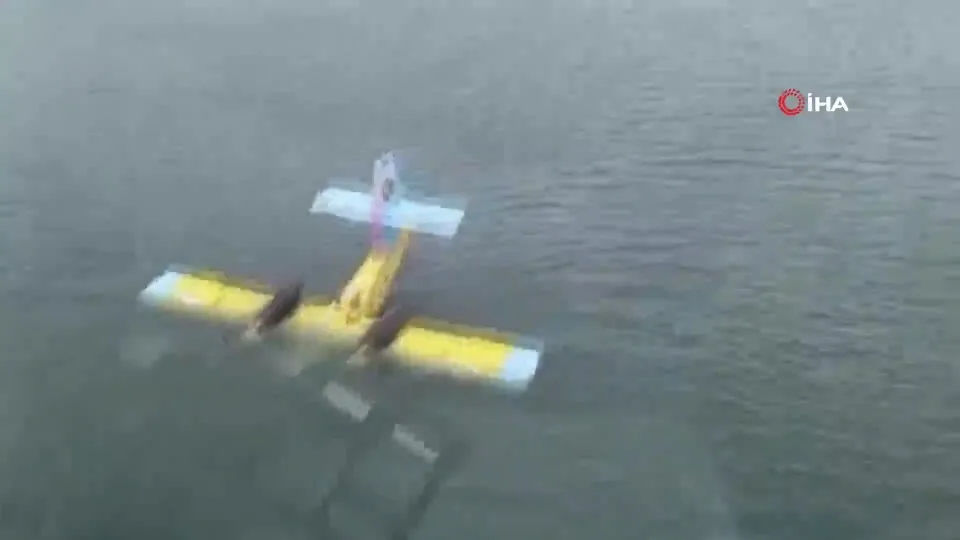 Aydın’da orman yangınına müdahale eden uçak su aldığı sırada göle sert iniş yaptı