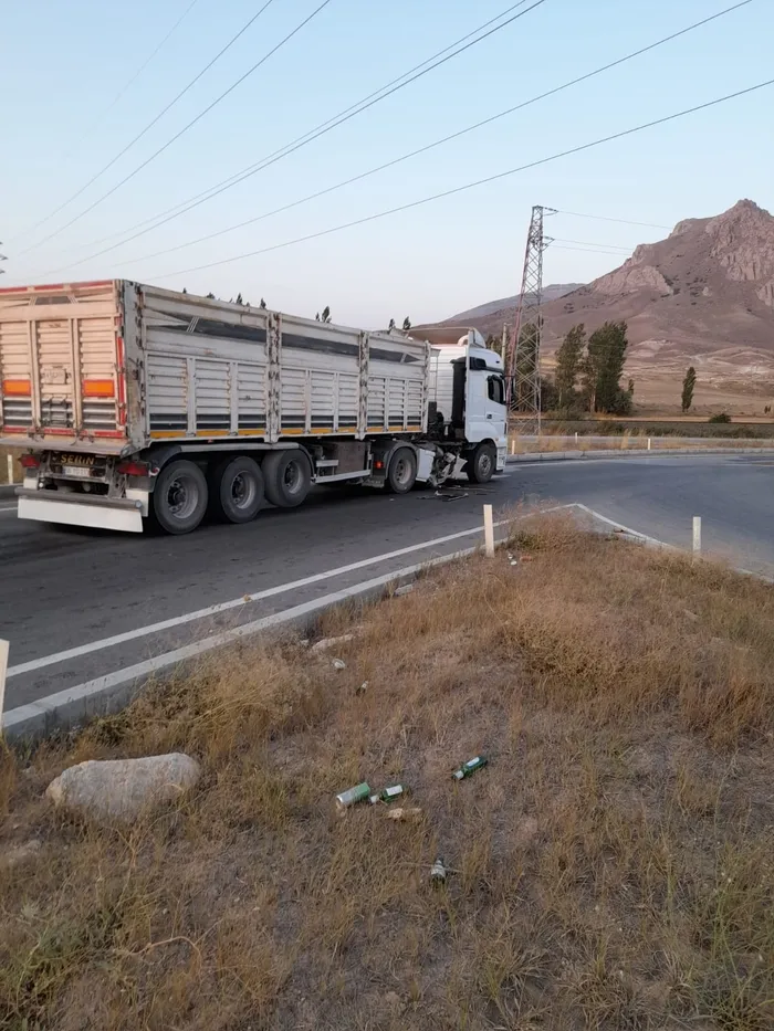 Son dakika: Sivas'ta TIR ile otomobil çarpıştı! Yaralılar var - 2