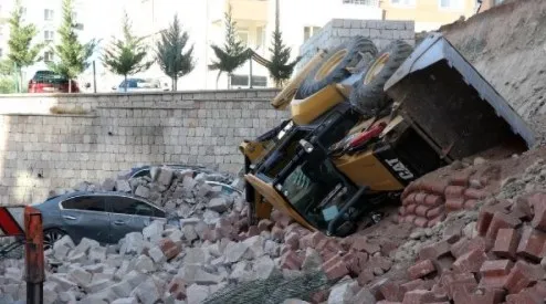 kayseride-istinat-duvari-coktu-4-arac-hurda-oldu-1638451886560.jpg Kayseri’de istinat duvarı çöktü; 4 araç hurda oldu - 2