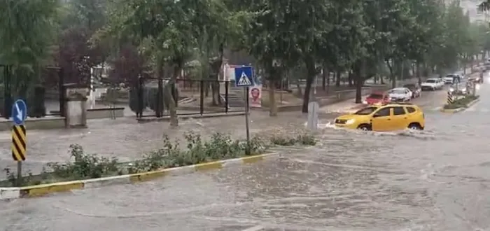 corumda-saganak-ve-dolu-felaketi-cok-sayida-ev-ve-is-yeri-ular-altinda-kaldi-1720215698643.jpg Çorum'da sağanak ve dolu felaketi! Çok sayıda ev ve iş yeri ular altında kaldı - 2