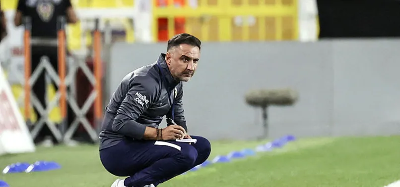 Fenerbahçe'de 2 futbolcu sakatlanarak oyuna devam edemedi