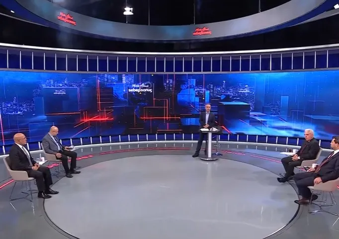 Özel'den CHP'de kalanlara "şerefsiz" iması