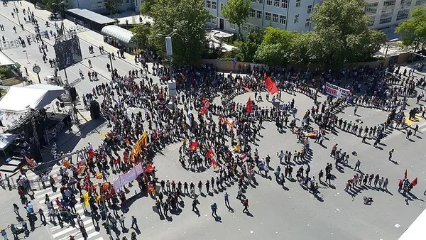 1-mayis-kutlamalari-sebebiyle-ankarada-bu-yollar-kapatilacak-1682871467710.jpg 1 Mayıs kutlamaları sebebiyle İstanbul ve Ankara'da bazı yollar kapatılacak - 2