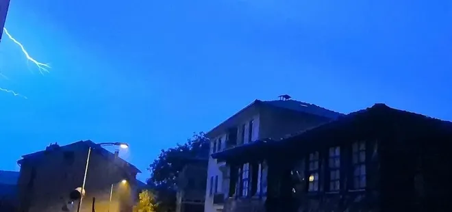 Bartın'da şimşekler geceyi aydınlattı