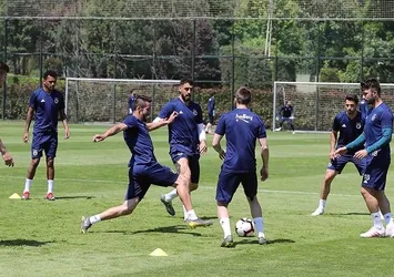 Fenerbahçe sahaya iniyor