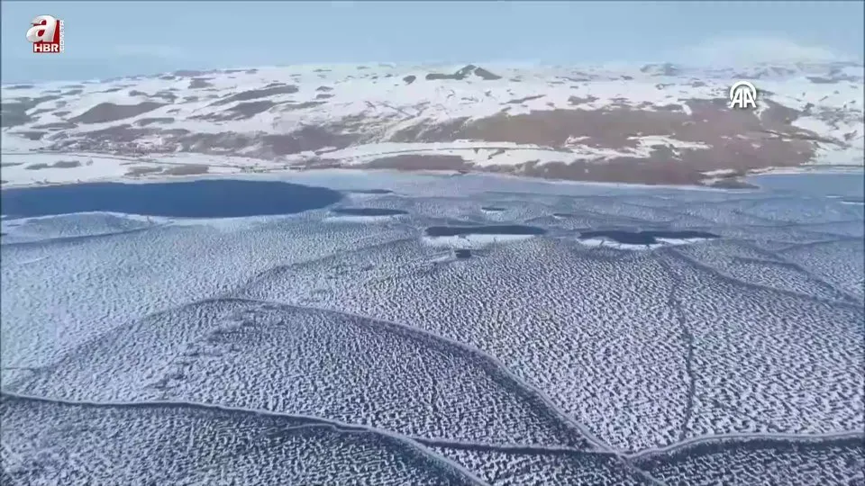 Nazik Gölü’nün yüzeyi buz tuttu