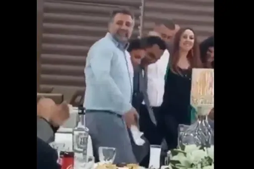 İzmir Bayraklı’nın CHP’li Belediye Başkanı Sandal koronavirüsü hiçe saydı halay başı oldu