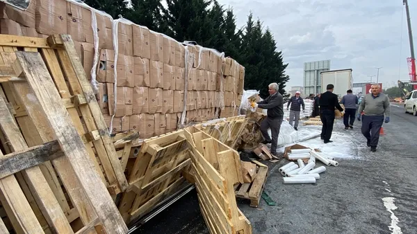 1704275340721.jpg TEM'de kontrolden çıkan tır devrildi: Malzemeler yola saçıldı - 2