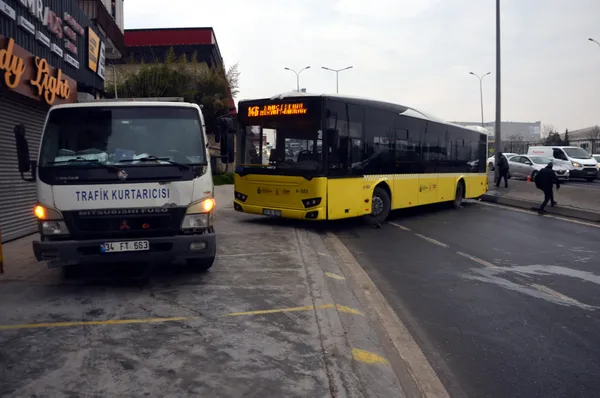 Avcılar’da İETT kazası! Kayarak yolu kapatan otobüse iki araç çarptı