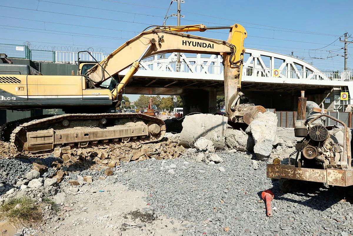 Lağım kokusu evimizi kaplıyor! Pislik ve sinekler her yerde... İBB'nin bitmek bilmeyen çalışması vatandaşı isyan ettirdi