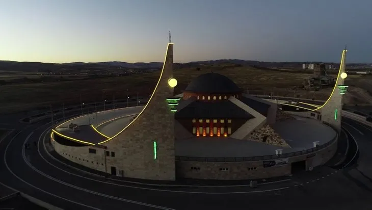Sivas’ta yapımı tamamlanan Türkiye’nin ilk ay yıldızlı camisi yarın açılıyor