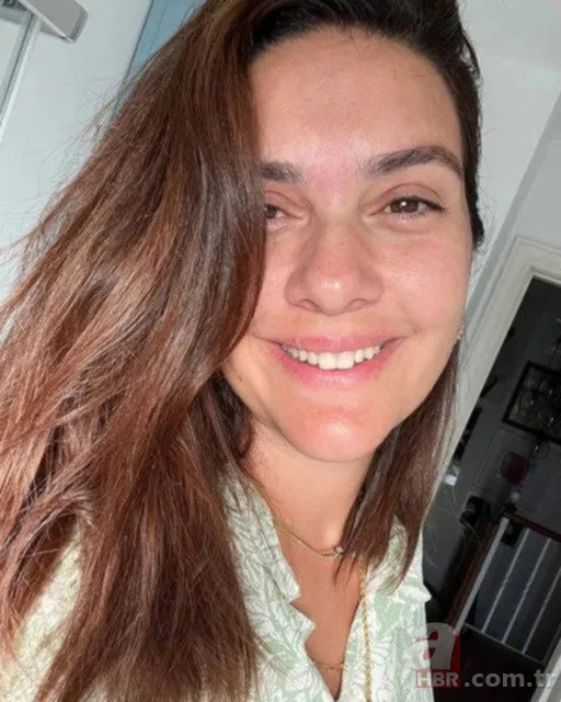 Azra Akın fena yakalandı! Makyajsız hali olay oldu! “Sen de yaşlanmışsın” 25