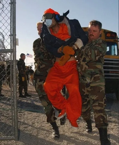 Secdedeyken işkence! Guantanamo’dan korkunç görüntüler yıllar sonra ortaya çıktı