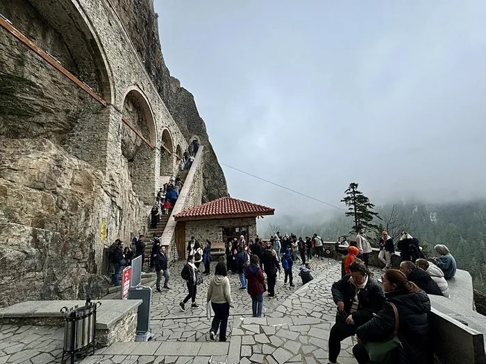 sumela-manastirini-yogun-ilgi-ramazan-bayraminda-binlerce-kisi-gezdi-1713023328075.jpeg Sümela Manastırı'na yoğun ilgi! Ramazan Bayramı'nda binlerce kişi gezdi - 6