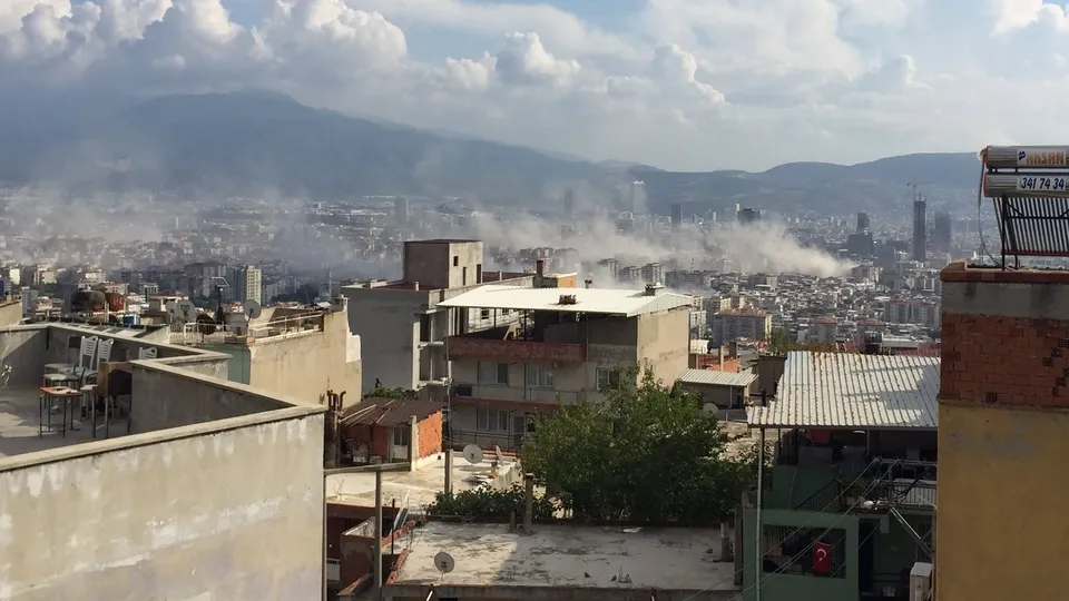 İzmir'de 6,6 büyüklüğünde deprem meydana geldi! İşte ilk görüntüler