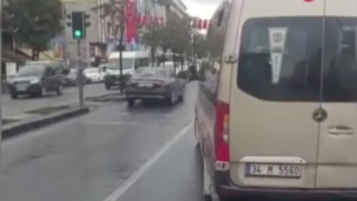 Esenyurt'ta trafiği tehlikeye atan görüntüler! Dolmuş sürücüsü otobüsün önünü kesti