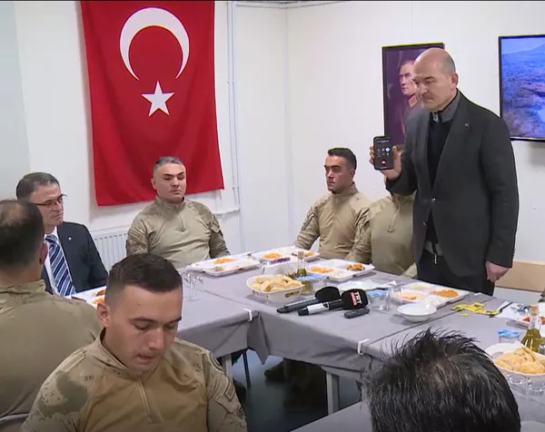 baskan-erdogandan-mehmetcike-yeni-yil-mesaji-1672517496845.jpg Başkan Erdoğan'dan Mehmetçik'e yeni yıl mesajı - 3