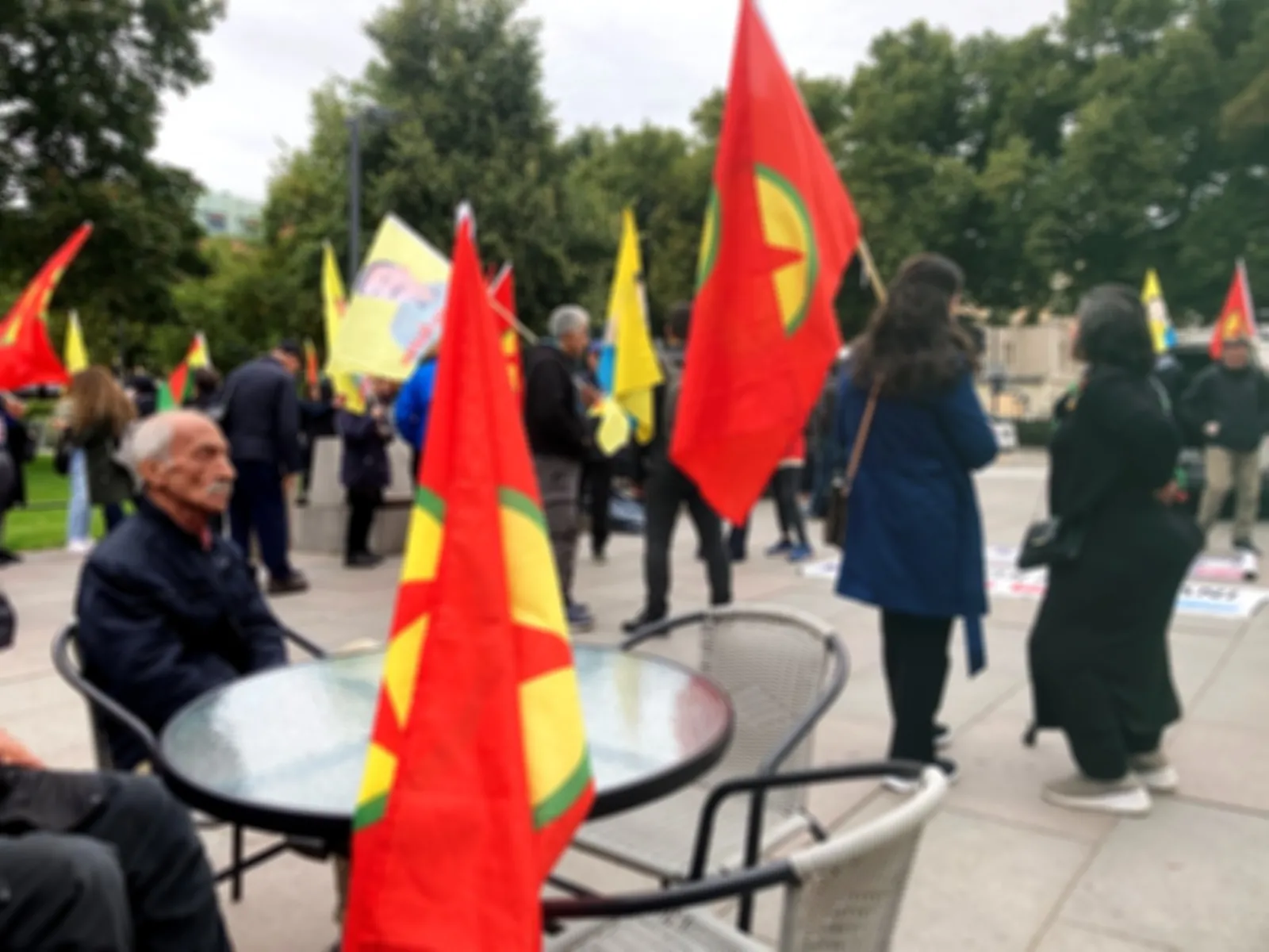 Bu kafayla NATO zor! PKK'lılar İsveç'te fink atıyor