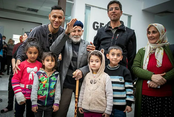 Josef De Souza Mersin’de depremzedelere moral verdi