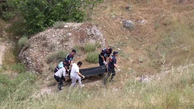 Ölü bulunan turistin cenazesi uçurumdan çıkartıldı