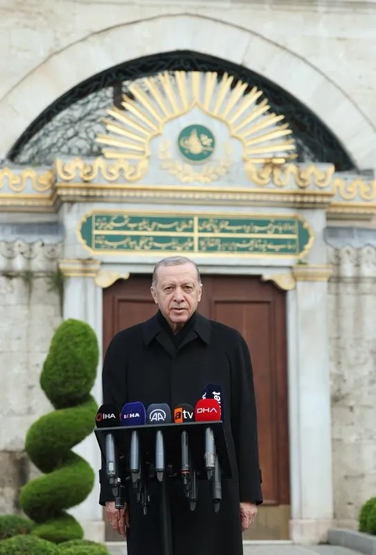 Başkan Erdoğan gazetecilere börek ikram etti
