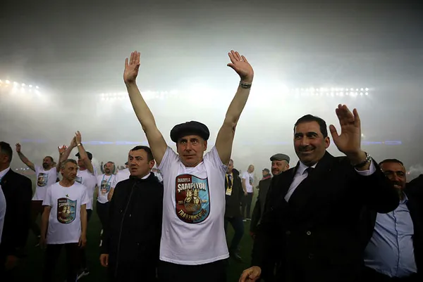 1651429408169.jpg Trabzonspor Başkanı Ahmet Ağaoğlu: Kutlamalarda silaha değil birbirine sarılan herkese teşekkür ederim - 5