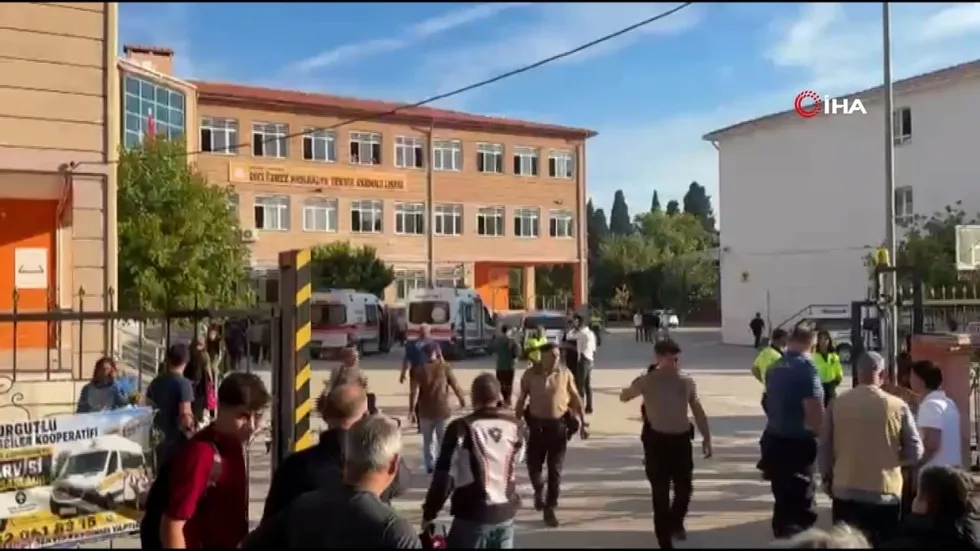 manisa-turgutluda-inci-uzmez-mesleki-ve-teknik-anadolu-lisesi-onunde-silahli-saldiri-yaralilar-var-1790056629656.jpeg Manisa Turgutlu'da İnci Üzmez Mesleki ve Teknik Anadolu Lisesi önünde silahlı saldırı! Yaralılar var - 1