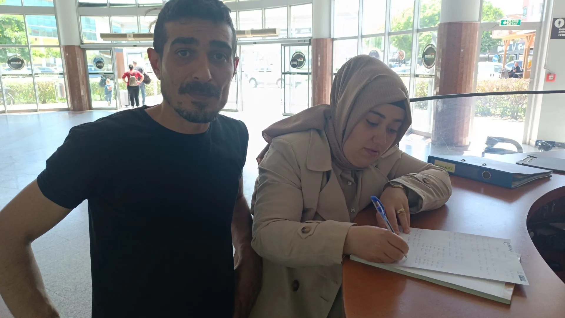 Yarım kilo altını otogarda unuttular! Görünce şaşkına döndüler