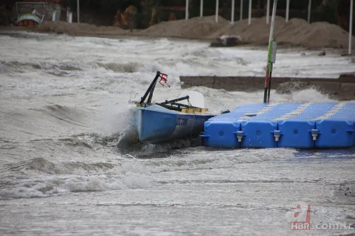 Tekne kıyıya vurdu! Kayıklar alabora oldu | Bodrum’da vatandaşlar nöbet tuttu