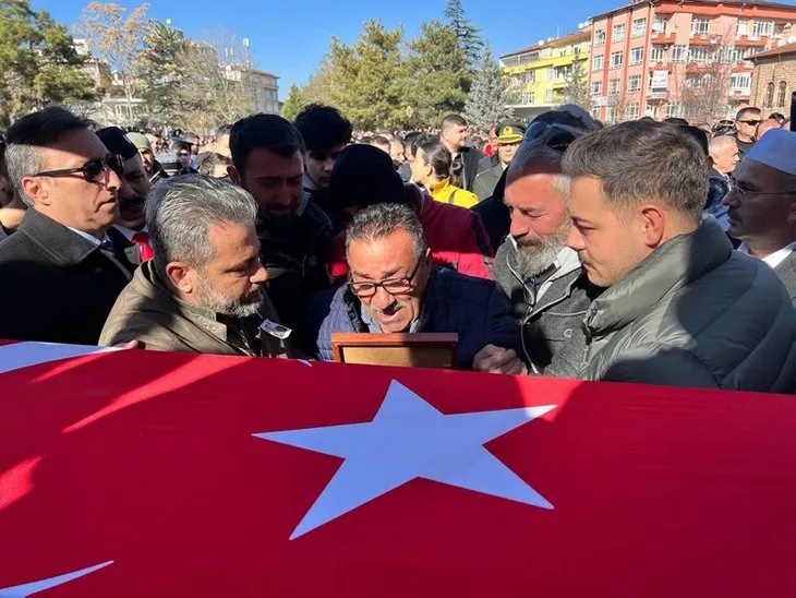 Türkiye şehitlerini uğurluyor! Tabutunun başında gözyaşları sel oldu | Bu acıya yürek dayanmaz