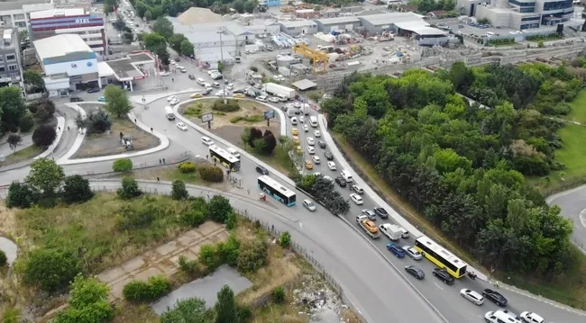 İBB’nin Kuyumcukent’te yaptığı kavşak çalışması trafiği kilitledi! Labirente dönen yolda sürücüler isyan etti
