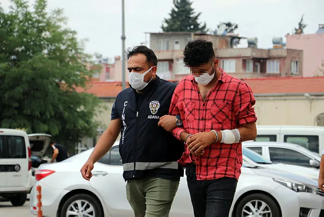 Adana'da kumar oynayanlara şok baskın! Paraları almak için polisi ısırdı - 3