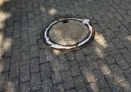 CHP'li Aydın Büyükşehir Belediyesi'nden kanalizasyon kokusuna ilkel çözüm! Yine 'çuval'ladılar