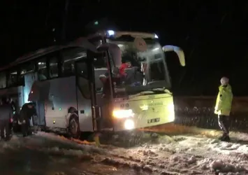 Sporcuları taşıyan otobüs yolda kaldı