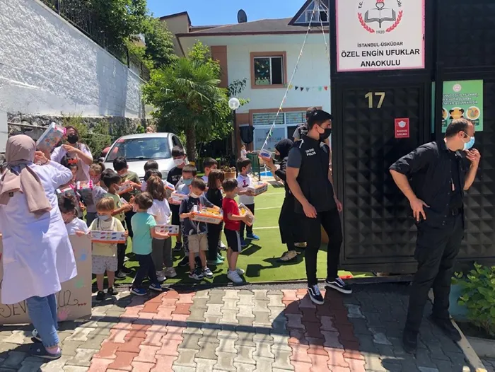 Son dakika: Başkan Erdoğan'ı "Tayyip Dede" diye seslenerek durdurdular! Çocuklara sürpriz hediye - 3