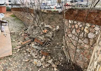 İstinat duvarı devrildi: Faciadan dönüldü