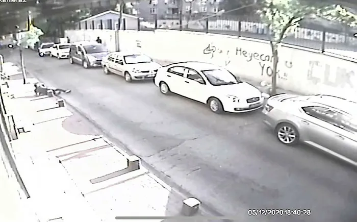 İstanbul’da silahlı saldırı kamerada! Yaralı genç sürünerek kaçmaya çalıştı - 3