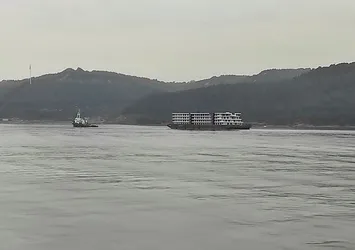 Çanakkale Boğazı’ndan apartman geçti