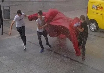 İstanbul'da fırtınada o an!